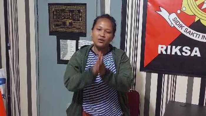 Wanita pemalak turis di Palembang saat meninta maaf dan menyesali perbuatannya.