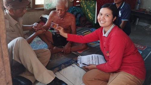 Pembagian kartu BSU kepada masyarakat kategori miskin ekstrem dan warga fakir miskin disabilitas nonprogram yang terdaftar di DTKS, Rabu (14/6/2023).