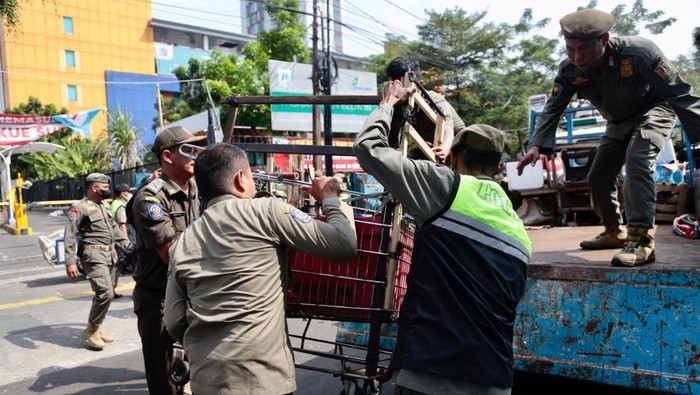 Pemkot Jakpus menertibkan barang milik PKL yang terletak di trotoar kawasan Jalan Pasar Senen hingga Jalan Bungur Besar Raya, Kecamatan Senen. (dok Pemkot Jakpus)