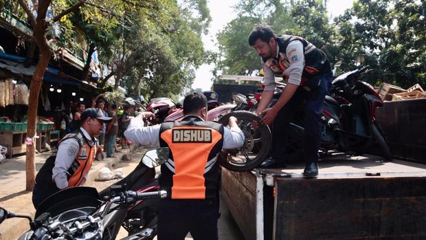 Pemkot Jakpus menertibkan barang milik PKL yang terletak di trotoar kawasan Jalan Pasar Senen hingga Jalan Bungur Besar Raya, Kecamatan Senen. (dok Pemkot Jakpus)