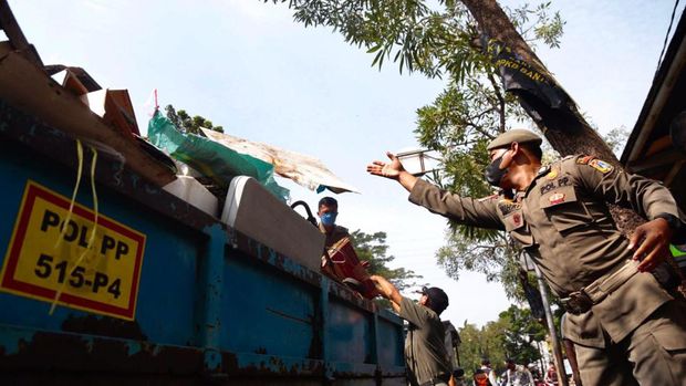 Pemkot Jakpus menertibkan barang milik PKL yang terletak di trotoar kawasan Jalan Pasar Senen hingga Jalan Bungur Besar Raya, Kecamatan Senen. (dok Pemkot Jakpus)