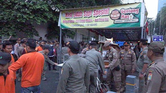 Pemkot Jaksel menindak sejumlah PKL yang berjualan di Jalan Senopati Dalam I. Penertiban karena badan jalan menyempit karena dipakai PKL berjualan. (IG @kotajakartaselatan)