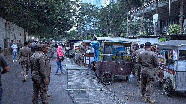 Pemkot Jaksel menindak sejumlah PKL yang berjualan di Jalan Senopati Dalam I. Penertiban karena badan jalan menyempit karena dipakai PKL berjualan. (IG @kotajakartaselatan)
