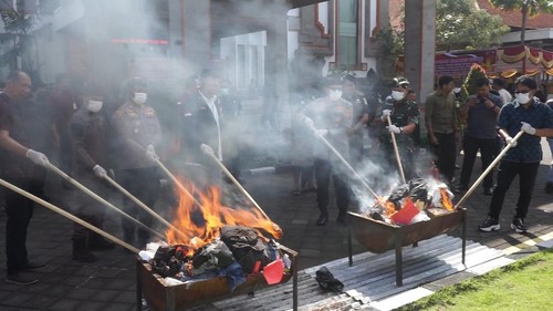 Pemusnahan barang bukti dihadiri forum komunikasi pimpinan daerah (Forkopimda) Badung, di Kejari Badung, Kamis (15/6/2023) siang. (Agus Eka/detikBali)