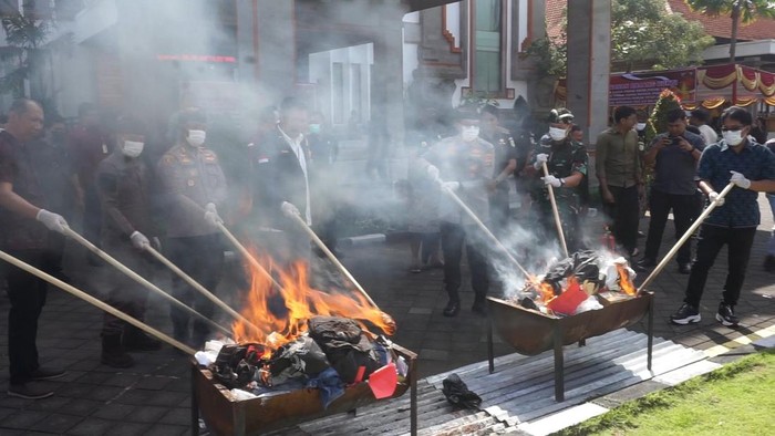 Pemusnahan barang bukti dihadiri forum komunikasi pimpinan daerah (Forkopimda) Badung, di Kejari Badung, Kamis (15/6/2023) siang. (Agus Eka/detikBali)