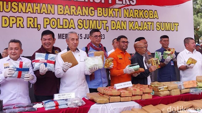 Pemusnahan narkoba hasil tangkapan selama tiga bulan di Mapolda Sumut. (Foto: Finta Rahyuni/detikSumut)