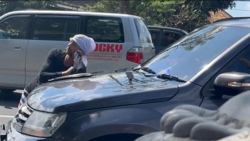 Penampakan bule yang mengadang dan merusak mobil dinas polisi Kepala SPN Polda Bali Kombes I Nengah Subagia.