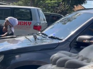 Detik-detik Bule Adang dan Rusak Mobil Dinas Kepala SPN Polda Bali