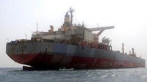 Penampakan Kapal Tanker yang Membusuk di Laut Merah