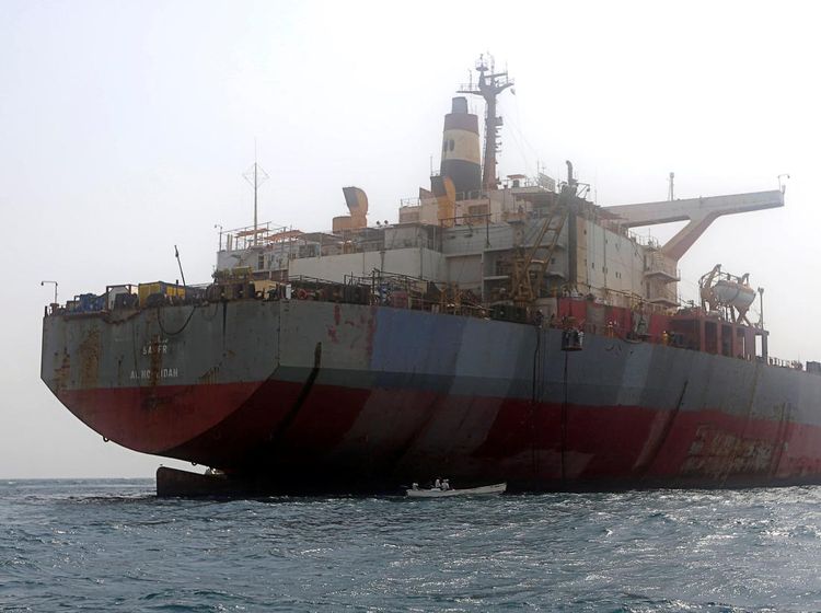 Penampakan Kapal Tanker yang Membusuk di Laut Merah