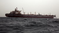 Kapal tanker terlihat pada Senin, 12 Juni 2023, di lepas pantai Yaman. Safer telah menimbulkan ancaman lingkungan sejak 2015, karena membusuk dan mengancam menumpahkan isinya sebanyak 1,14 juta barel ke Laut Merah dan Samudera Hindia. AP/Osamah Abdulrahman