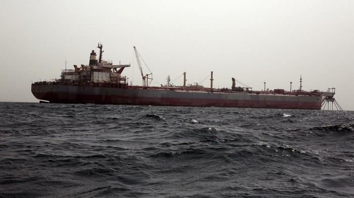 Penampakan Kapal Tanker yang Membusuk di Laut Merah Safer tanker is seen on Monday, June 12, 2023, off the coast of Yemen. Safer has posed an environmental threat since 2015, as it decayed and threatened to spill its contents of 1.14 million barrels into the Red Sea and Indian Ocean. In May, the United Nations announced that the first step of the ship's salvage process had begun, with the arrival of a ship that would remove atmospheric oxygen from the ship's oil chambers. (AP Photo/Osamah Abdulrahman)