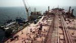 Penampakan Kapal Tanker yang Membusuk di Laut Merah