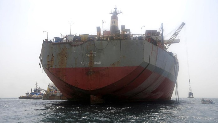 Penampakan Kapal Tanker yang Membusuk di Laut Merah Decaying vessel FSO Safer is moored off the coasts of Ras Issa, Yemen, prior to the start of an operation led by the United Nations to remove oil from it to avoid an oil spill in the Red Sea June 12, 2023. REUTERS/Stringer NO RESALES. NO ARCHIVES.