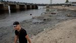 Penampakan Sungai Dnipro yang Surut Akibat Bendungan Kakhovka Rusak