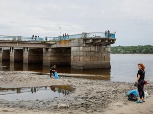 Penampakan Sungai Dnipro yang Surut Akibat Bendungan Kakhovka Rusak