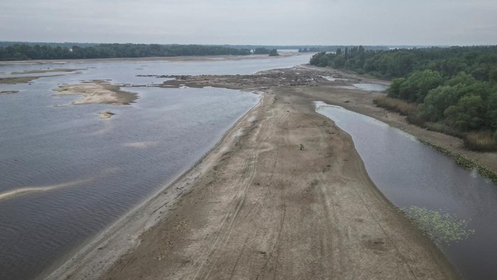 A view shows a dried-up river bank after water level in the Dnipro river sharply dropped following the Kakhovka dam destruction, amid Russia's attack on Ukraine, near Zaporizhzhia, Ukraine, June 11, 2023. REUTERS/Vladyslav Smilianets     TPX IMAGES OF THE DAY