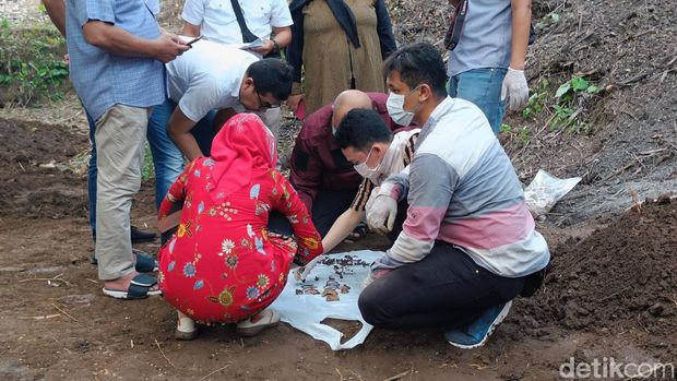 Tim inafis Polresta Banyumas dan petugas medis mengumpulkan sisa benda diduga tulang manusia di Kelurahan Tanjung, Kecamatan Purwokerto Selatan, Banyumas, Kamis (15/6/2023).