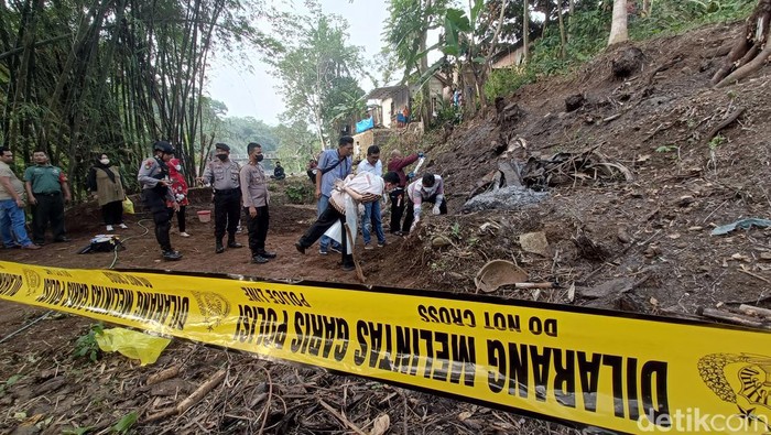 Tim inafis Polresta Banyumas dan petugas medis mengumpulkan sisa benda diduga tulang manusia di Kelurahan Tanjung, Kecamatan Purwokerto Selatan, Banyumas, Kamis (15/6/2023).