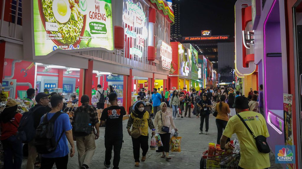 Pengunjung memadati Jakarta Fair Kemayoran (JFK) 2023 di JIExpo Kemayoran, Jakarta, Rabu (14/6/2023). (վ/Faisal Rahman)