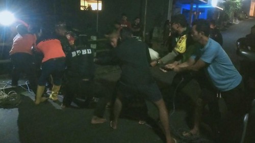 BPBD Gianyar, melakukan penyelamatan seorang pria yang lompat ke jurang sedalam 25 meteri di Banjar Nagi, Desa Petulu, Kecamatan Ubud, Gianyar, Bali, Kamis (15/6/2023)