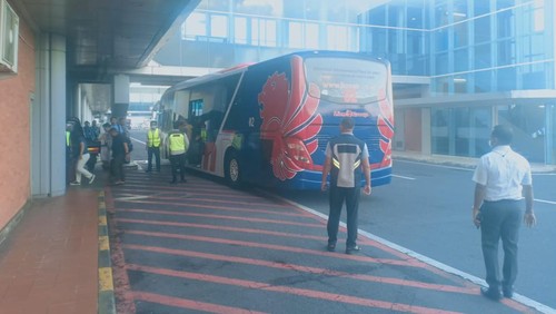 Petugas Avsec saat melakukan evakuasi terhadap mahasiswa yang bercanda bawa bom di Bandara Bali. (IST)