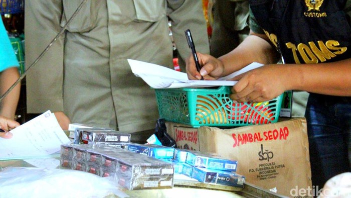 Petugas gabungan saat merazia rokok ilegal di Pasar Lemahabang, Kabupaten Karawang