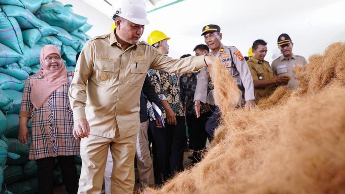 Pj Bupati Muba Apriadi Mahmud, melihat hasil.limbah kelapa yang menjadi nilai ekonomin dan akan disiap dikirim. (Foto : istimewa)