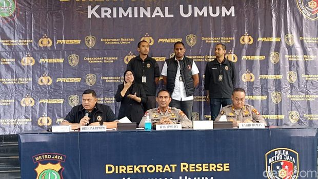 Polda Metro Jaya menangkap perampok yang memperkosa SPG showroom mobil di Cibubur, Bekasi.