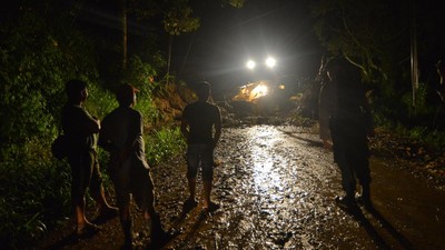 Potret  Jalan Padang-Batusangkar Longsor Gegara Hujan