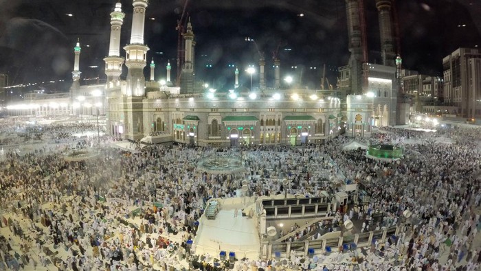 Jamaah calon haji memadati pelataran Masjidil Haram usai mengikuti shalat magrib di Mekah, Arab Saudi, Rabu (14/6/2023). Umat islam dari seluruh dunia mulai memadati Masjidil Haram jelang pelaksanaan puncak ibadah haji 1444 H/2023. ANTARA FOTO/Wahyu Putro A/nym.