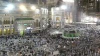 Jamaah calon haji memadati pelataran Masjidil Haram usai mengikuti salat magrib di Makkah, Arab Saudi, Rabu (14/6/2023).   