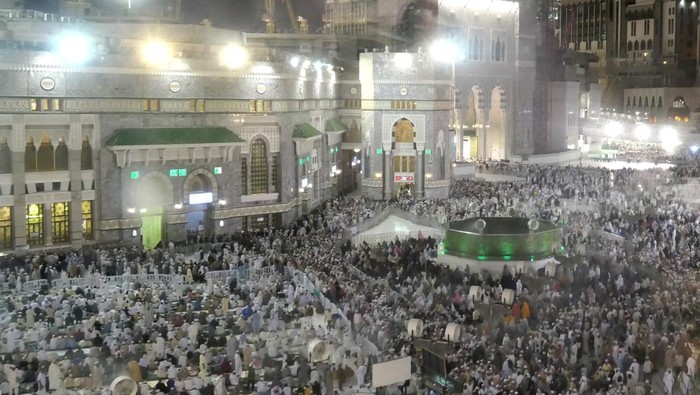 Potret Kepadatan di Masjidil Haram Jelang Puncak Ibadah Haji Jamaah calon haji memadati pelataran Masjidil Haram usai mengikuti shalat magrib di Mekah, Arab Saudi, Rabu (14/6/2023). Umat islam dari seluruh dunia mulai memadati Masjidil Haram jelang pelaksanaan puncak ibadah haji 1444 H/2023. ANTARA FOTO/Wahyu Putro A/nym.