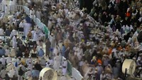 Kondisi di Masjidil Haram pun semakin padat, terutama pada waktu pelaksanaan salat berjemaah.   