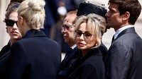Anak tertua Berlusconi, Marina yang lahir pada Agustus 1966, dan Pier Silvio yang lahir pada April 1969 terlibat langsung dalam menjalankan perusahaan Berlusconi sejak ayah mereka masuk ke politik Italia pada awal 1990-an. Marina, yang memimpin Fininvest, telah mengawasi penerbit Mondadori. Sementara Pier Silvio bertanggung jawab atas bisnis televisi yang telah lama menjadi permata di mahkota keluarga.  