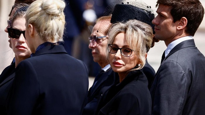 Potret Marina, Calon Pewaris Kerajaan Bisnis Berlusconi Marina Berlusconi and Marta Fascina react during the state funeral of former Italian Prime Minister Silvio Berlusconi at the Duomo Cathedral, in Milan, Italy June 14, 2023. REUTERS/Yara Nardi