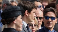 Eleonora Berlusconi, Barbara Berlusconi, Marina Berlusconi, Pier Silvio Berlusconi dan Luigi Berlusconi bereaksi pada hari pemakaman kenegaraan mantan Perdana Menteri Italia Silvio Berlusconi di luar Katedral Duomo, di Milan, Italia 14 Juni 2023.  