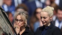 Marina Berlusconi (kiri) yang diperkirakan akan mewarisi kerajaan bisnis ayahnya.  