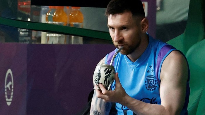Soccer Football - International Friendly - Argentina training - Workers Stadium, Beijing, China - June 14, 2023 Argentinas Lionel Messi with teammates during training REUTERS/Thomas Peter REFILE - CORRECTING VENUE