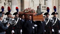 Berlusconi akan dikremasi dan abunya disimpan di sebuah mausoleum yang dia bangun untuk dirinya dan keluarganya di pekarangan vilanya di luar Milan.  