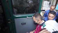 Tersangka Yusriski langsung dibawa ke mobil tahanan usai diperiksa. (Foto: Dok. Istimewa Kejagung)