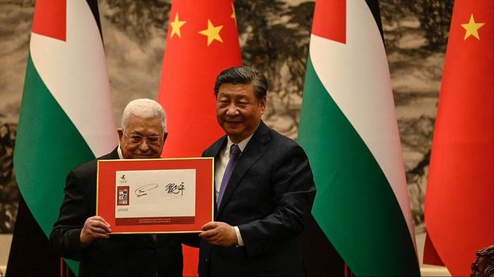Chinas President Xi Jinping and Palestinian President Mahmud Abbas attend a signing ceremony at the Great Hall of the People in Beijing, China June 14, 2023. JADE GAO/Pool via REUTERS