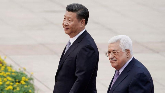 Chinas President Xi Jinping (L) and Palestinian President Mahmoud Abbas attend a welcoming ceremony outside the Great Hall of the People in Beijing, China July 18, 2017. REUTERS/Jason Lee/File Photo