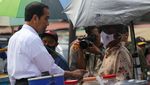 Momen Jokowi Dikerumuni Warga di Pasar Menteng Pulo