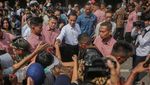 Momen Jokowi Dikerumuni Warga di Pasar Menteng Pulo
