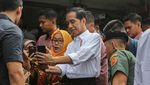 Momen Jokowi Dikerumuni Warga di Pasar Menteng Pulo