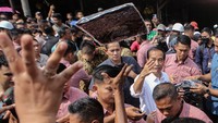 Presiden meninjau harga bahan pokok ke pasar tersebut untuk melihat potensi pergerakan inflasi dalam beberapa waktu ke depan sekaligus membagikan paket sembako kepada masyarakat.