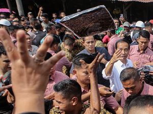 Momen Jokowi Dikerumuni Warga di Pasar Menteng Pulo