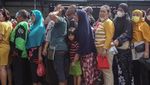 Momen Jokowi Dikerumuni Warga di Pasar Menteng Pulo