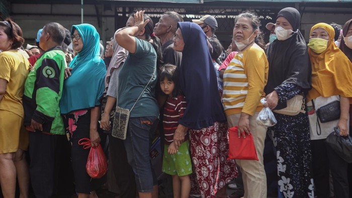 Presiden tinjau Pasar Menteng Pulo Presiden Joko Widodo mengunjungi Pasar Menteng Pulo, Jakarta, Kamis (15/6/2023). Orang nomor satu RI itu langsung dikerumuni warga saat bagikan paket sembako dan baju.